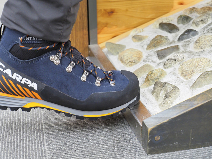 好日山荘 横浜西口店 : しなやかな冬用登山靴 SCARPA / MANTA TECH GTX