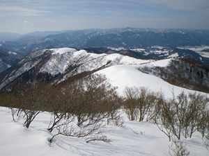 名古屋からも関西からも・・・三十三間山は今も雪原です！