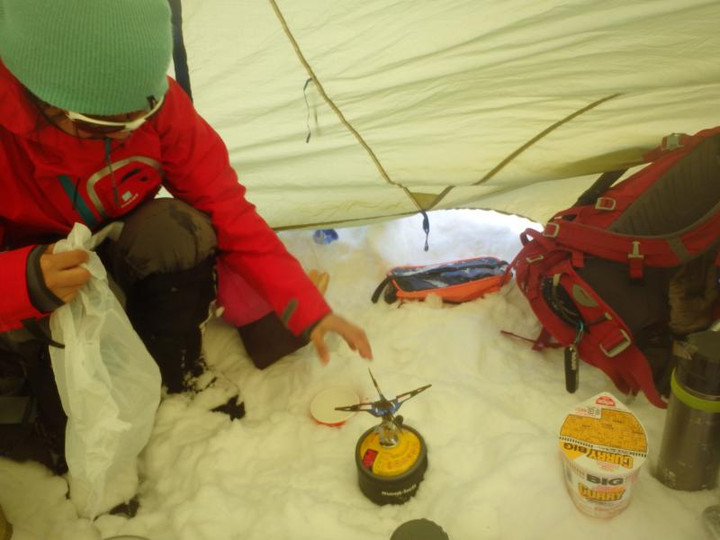 好日山荘 四日市店 : 雪山でツェルトがあると何かと便利なんです☆