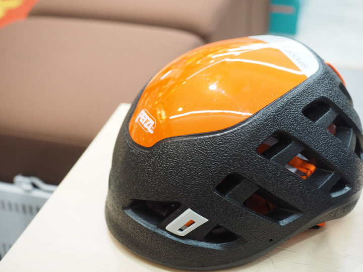 新品【PETZL】SIROCCO たのし ヘルメット M/L 超軽量