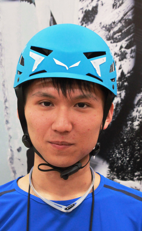好日山荘 松本パルコ店 : 安全登山のためにヘルメットをかぶりましょう