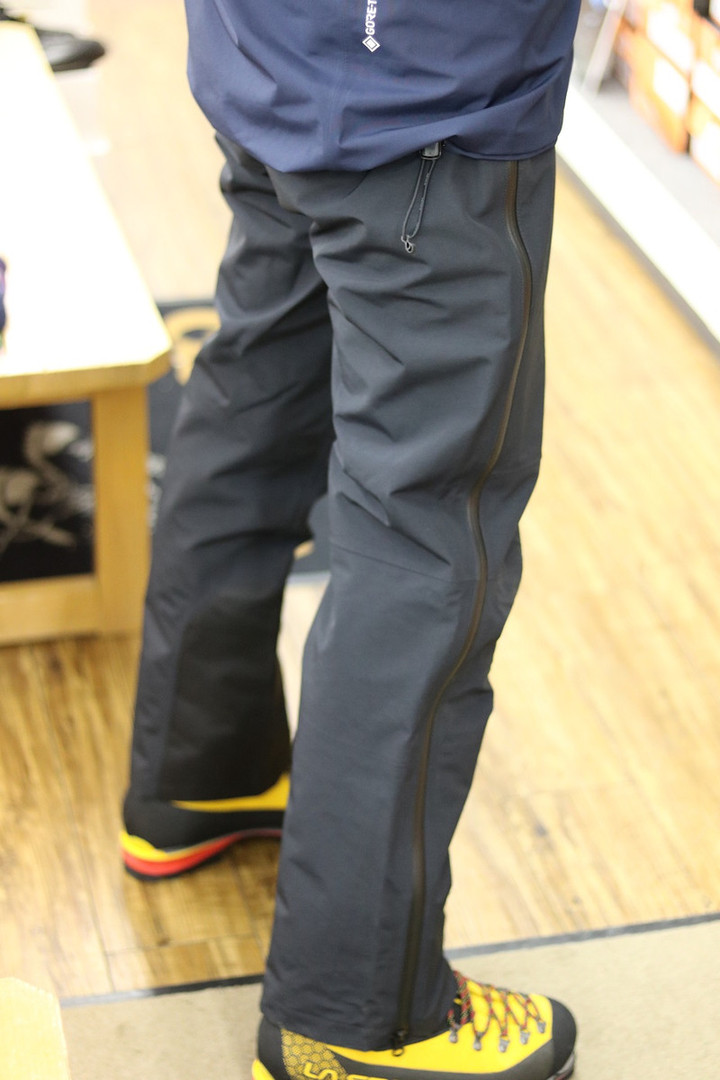 好日山荘 春日井店 : 厳冬期用のパンツ。安くていいの入りました。