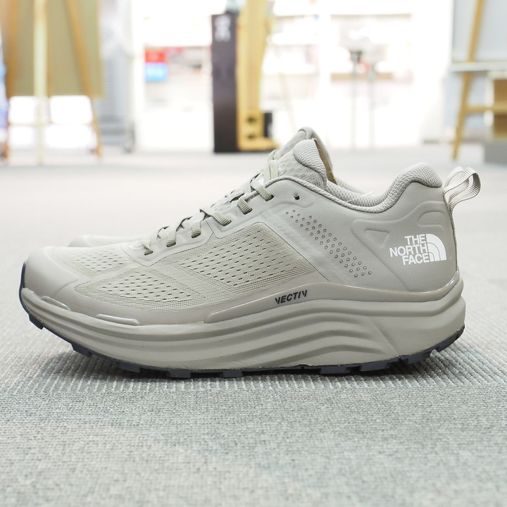 好日山荘 横浜西口店 : 安定感と推進力とクッション性を兼ね備えた TNF / VECTIV採用シューズ