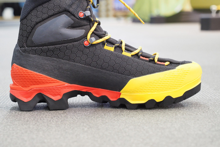 LA SPORTIVA 登山靴 サイズ41 26cm黒/赤/黄（試着のみ】La 華華しい 