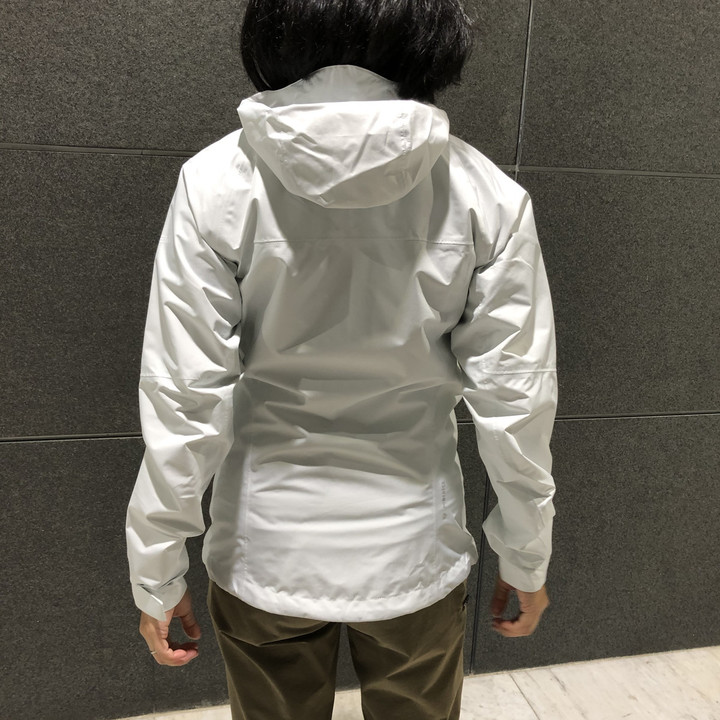 好日山荘 横浜西口店 : サレワの軽量レインジャケット