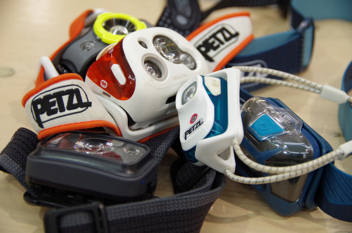 Petzl 自動調光ヘッドランプ Reactik+ 予備電池式バッテリー付き