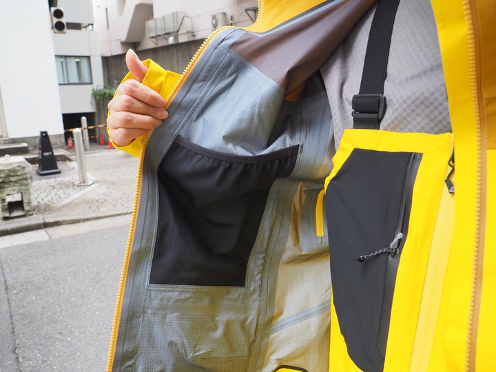好日山荘 横浜西口店 : 軽量で動きやすいアルパインセットアップ