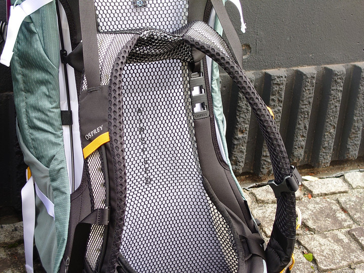 好日山荘 横浜西口店 : 背面メッシュパネルの大定番モデル OSPREY / Stratos・Sirrus