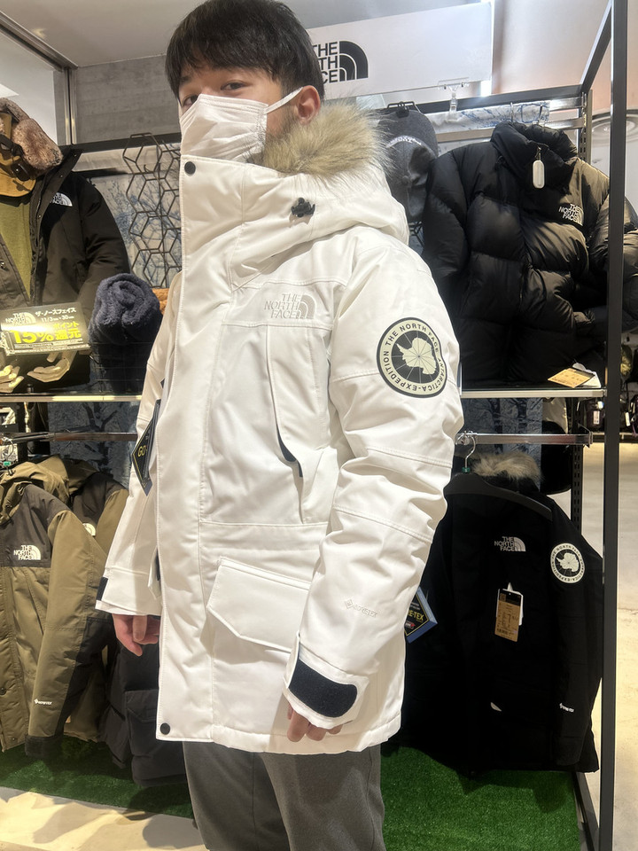 好日山荘 名古屋駅前店 : 人気のファー付きダウンジャケット、あります 