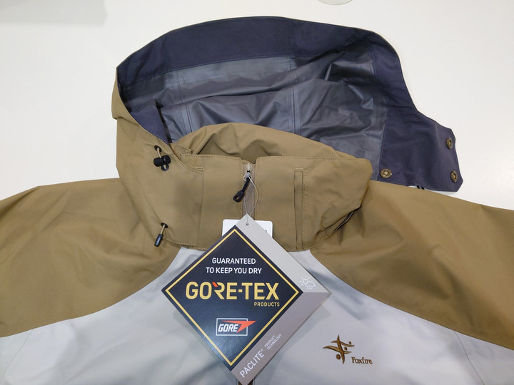 好日山荘 イオンモール東久留米店 : レインウェアなのにフードが取れる