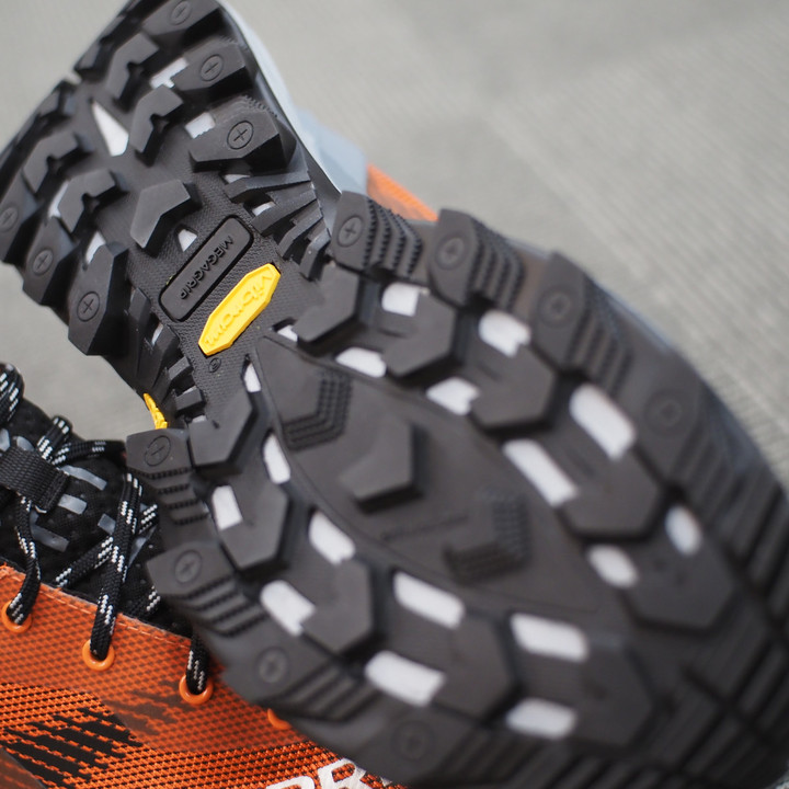 好日山荘 横浜西口店 : 長距離登山に適した MERRELL/ROUGUE HIKER MID