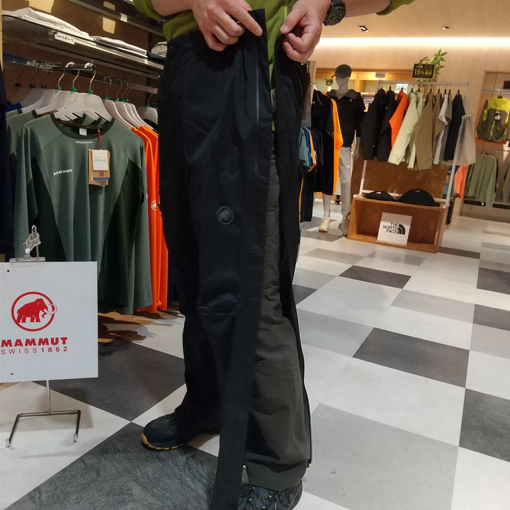 好日山荘 グランフロント大阪店 : マムート 防水パンツ！