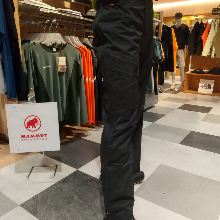 好日山荘 グランフロント大阪店 : マムート 防水パンツ！