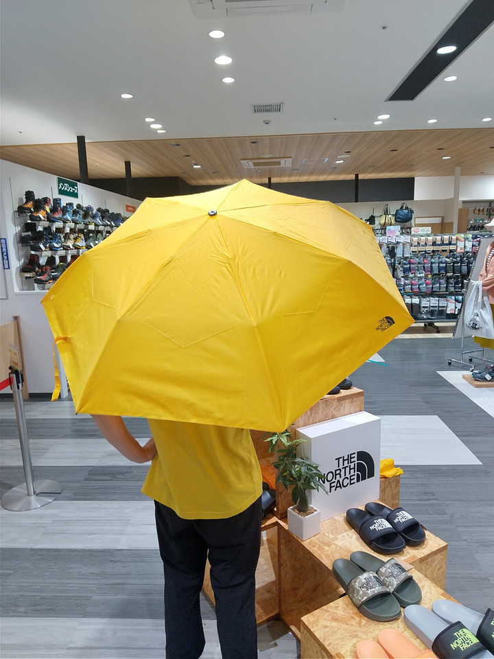 好日山荘 姫路駅前店 : 台風や大雨で穴が開いても骨組みが折れても持ち