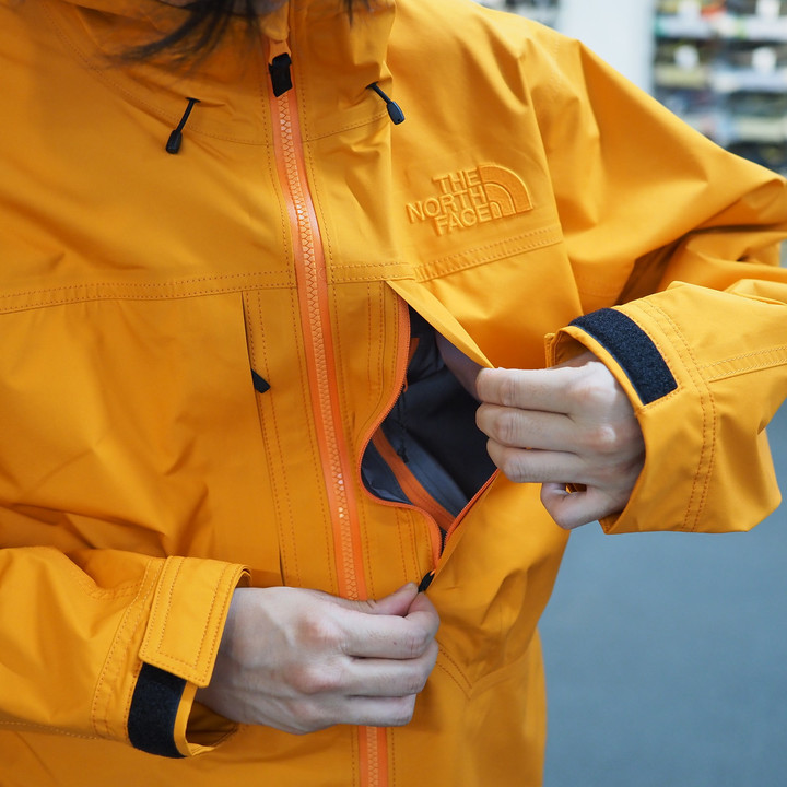 好日山荘 横浜西口店 : ポケット豊富で着心地の軽い TNF/Hiker's 好日山荘 横浜西口店 : ポケット豊富で着心地の軽い TNF/Hiker's