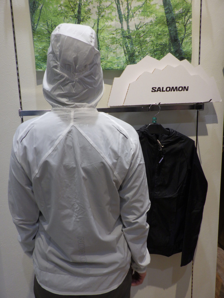 好日山荘 イオンモール各務原店 : サロモンのウェアーも展開中！