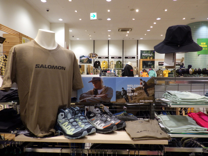 好日山荘 イオンモール各務原店 : サロモンのウェアーも展開中！