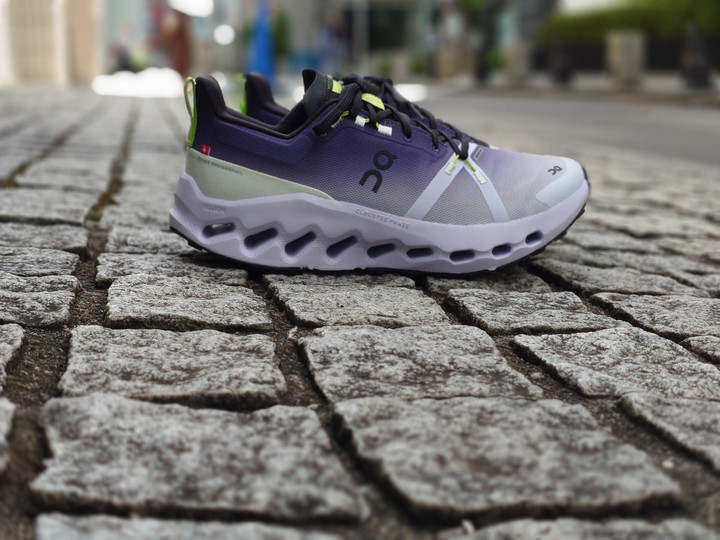オンOn Cloudsurfer Trail トレイルランニングシューズ グレー 好日山荘 横浜西口店 : 【New Coler】快適クッションの防水トレラン