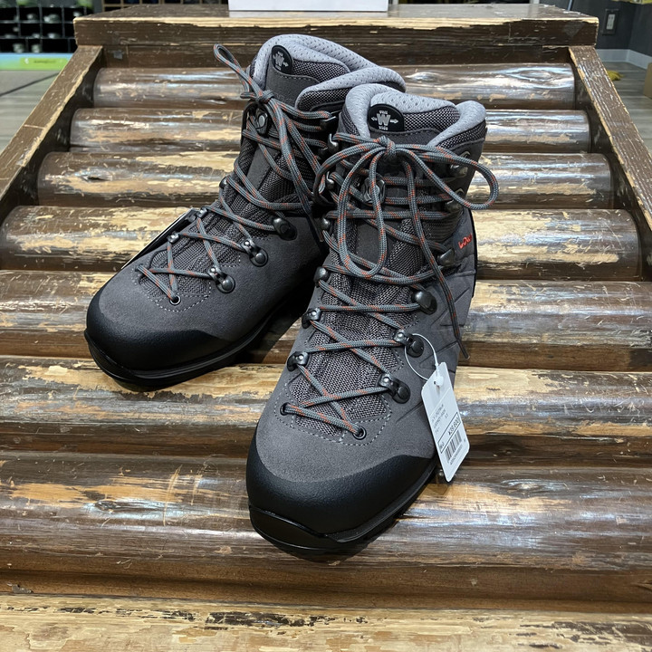 好日山荘 イオンモール土浦店 : LOWAの登山靴がとうとう入荷しま
