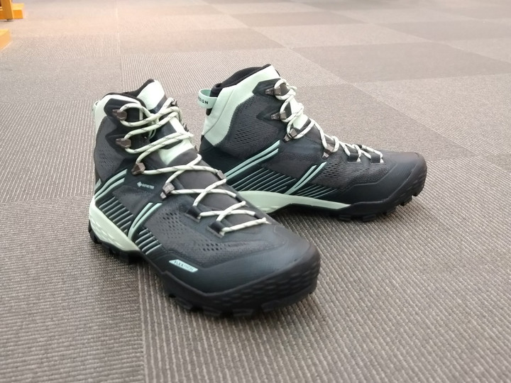 好日山荘 横浜西口店 : 冬も登山を楽しむなら 靴はしっかりと。