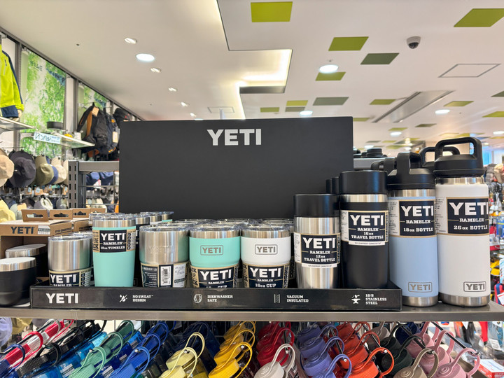 好日山荘 グランフロント大阪店 : YETI(イエティ)のボトルが たくさん