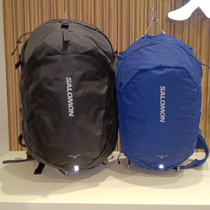 サロモン　トレイルブレザー黒色30Lと青色20L