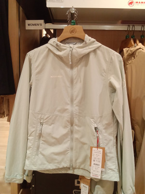 普段使いにも合わせやすいシンプルなデザインのフーデッドジャケット