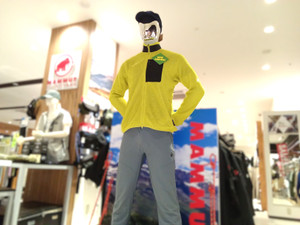 メンズマネキンが、マムートの黄色いAenergy ML Air Jacketを羽織っている