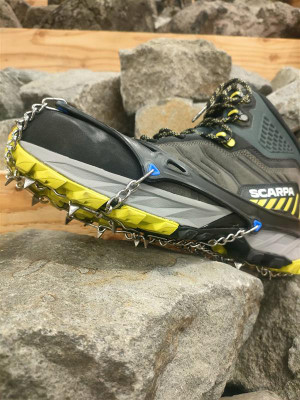 雪山・凍結路の頼れる軽量スパイク