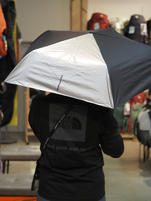軽量な晴雨兼用傘で日陰を持ち歩く　EVERNEW / Trail Shade