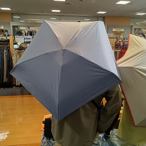 HUS 晴雨兼用折り畳み傘　遮光遮熱　UVカット　表地がブルーの傘を広げた様子