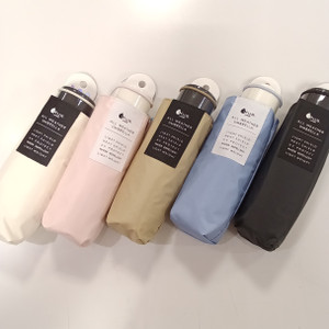 HUS 折り畳み傘　遮光遮熱　UVカット　白、ピンク、茶色、ブルー、黒の５色の傘を閉じて並べた様子