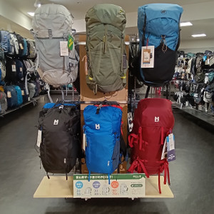 富士登山オススメの30ℓ前後の登山用バックパックが並ぶ売り場
