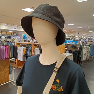 ノースフェイスのUVカット機能付きバケットハットと刺繍入りTシャツを合わせたカジュアルなコーディネート