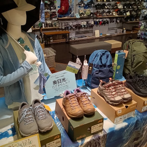 奥日光ハイキング向けのシューズやザックを紹介する店頭ディスプレイ