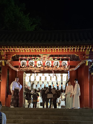 二荒山神社中宮祠にて登拝祭の提灯に照らされた門で行われる夜間登山の祭礼風景