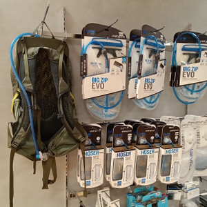 Platypusのハイドレーションパックや給水ボトルを展示した売場