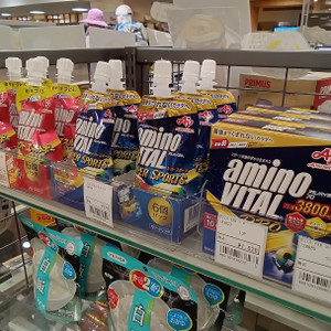 登山やトレイルランニング向けのエネルギー補給用アミノバイタルを展開する売場