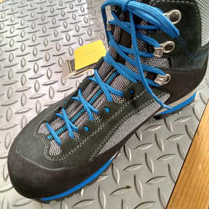青いシューレースが特徴のハイカット登山靴を靴ひもやアッパーの様子がわかるように上から撮った写真